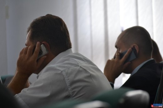 Луцькі депутати і телефони. ФОТО