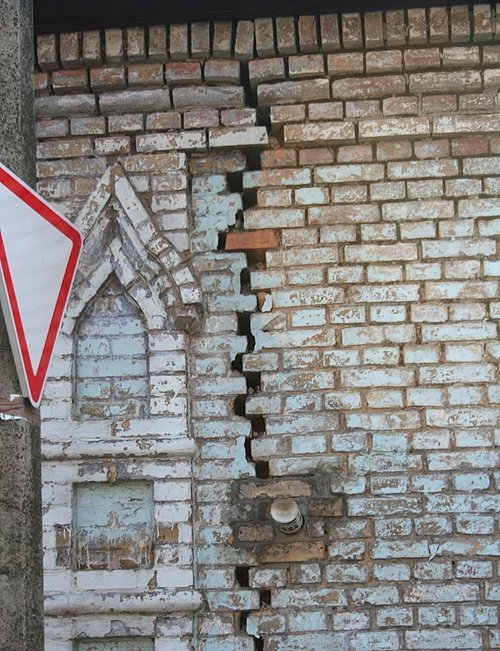 Кому на голову впаде стіна?