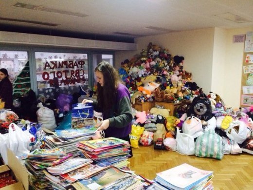 Діти-сироти із Святогірська отримали 1.5 тони подарунків від волинян