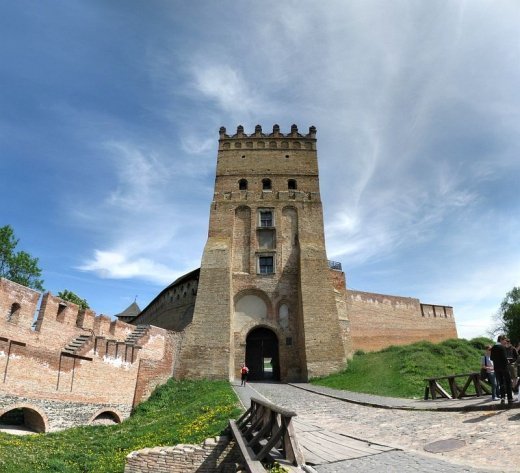 Екзклюзивна екскурсія «Королівством кривих дзеркал» древнього Лучеська!