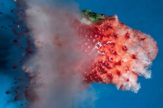 Стоп-кадр: як куля розриває їжу