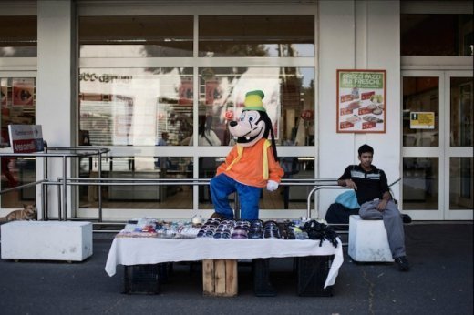 Бетмен - автозаправник, а Дональд Дак продає квіти