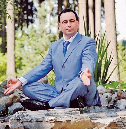 Миллиардер усыновил 19 детей, перестал есть мясо и занялся йогой