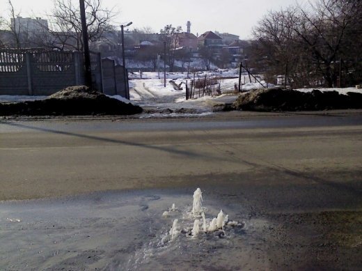 У Луцьку просто з-під землі край дороги б’є фонтан. ФОТО. ВІДЕО