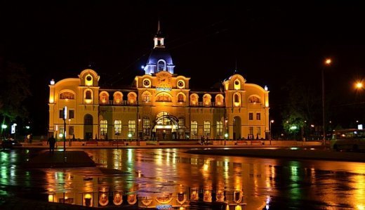 Луцький вокзал уночі. ФОТО