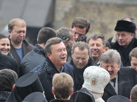 Янукович і УДОВОЛЬСТВІЄ