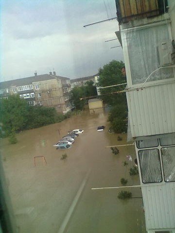 «По улицам до сих пор плавают трупы..»