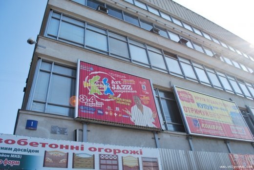 Хто вкрав табличку з ЦУМу?