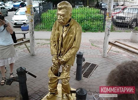 пісяючий сталін: всім ханановічам присвячуєтья.