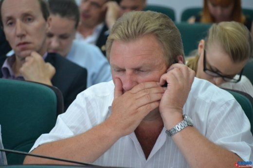 Луцькі депутати і телефони. ФОТО