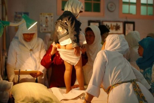  Обрезание девочек в Индонезии. ШОКИРУЮЩИЕ ФОТО