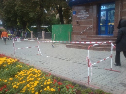 Якщо грім не вдарить, мужик не перехреститься, або «Яму» в центрі Луцька обгородили. ФОТО