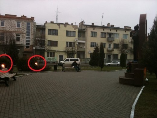 Як під стінами Луцької міської ради ВИКИДАЮТЬ НА ВІТЕР ГРОШІ