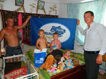 «Молоді регіони» дарували іграшки дітлахам із Луцького району
