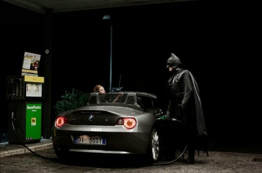 Бетмен - автозаправник, а Дональд Дак продає квіти