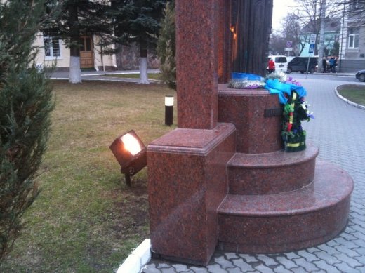 Як під стінами Луцької міської ради ВИКИДАЮТЬ НА ВІТЕР ГРОШІ