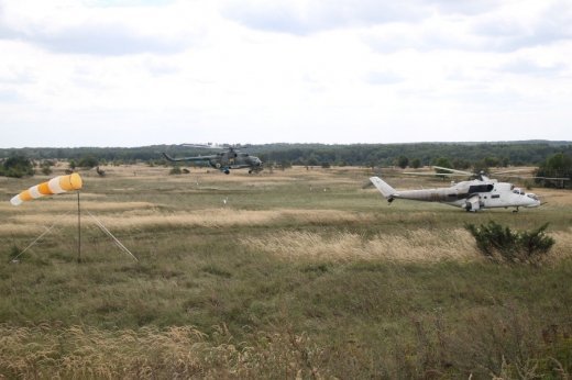 На Львівщині військові вертолітники тренувалися у бомбометанні