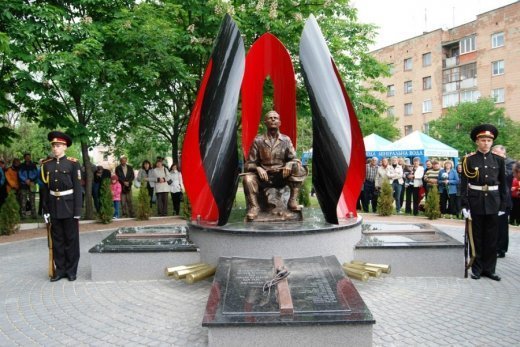 У Острозі «зацвів» металевий «чорний тюльпан»