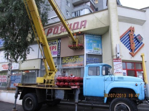 В луцькому магазині «Троянда» повибивало шибки. ФОТО