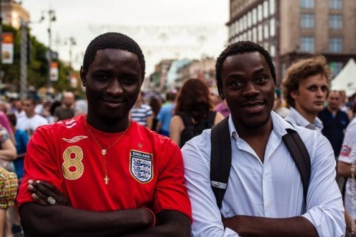 Київська фан-зона: це вам не прапори на мордах малювати!