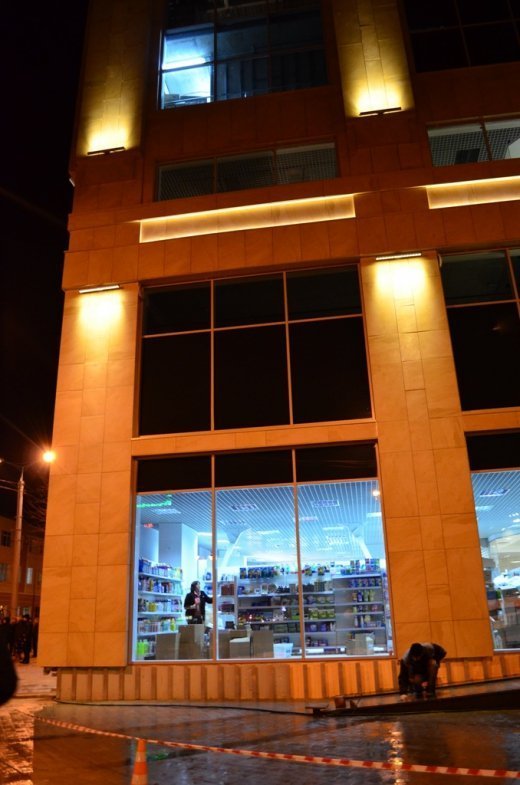 У ЦУМі почали викладати на полиці товар