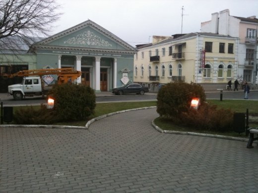 Як під стінами Луцької міської ради ВИКИДАЮТЬ НА ВІТЕР ГРОШІ