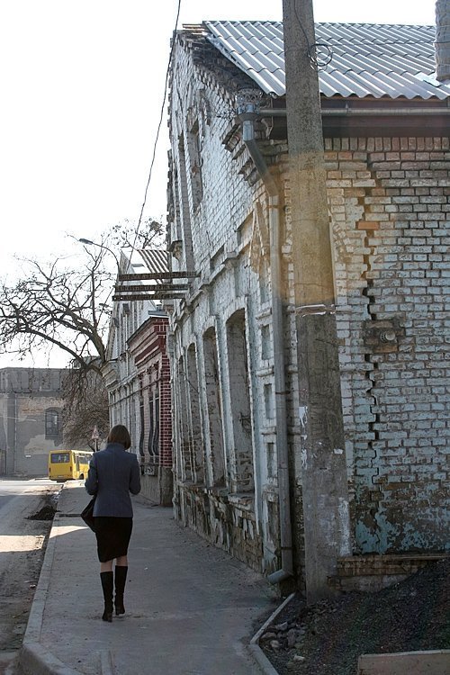 Кому на голову впаде стіна?